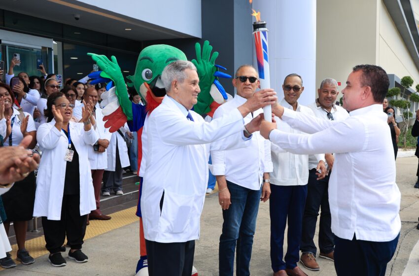  SNS recibe antorcha de Juegos Centroamericanos y del Caribe Santo Domingo 2026 y garantiza asistencia médica gratuita para atletas y visitantes
