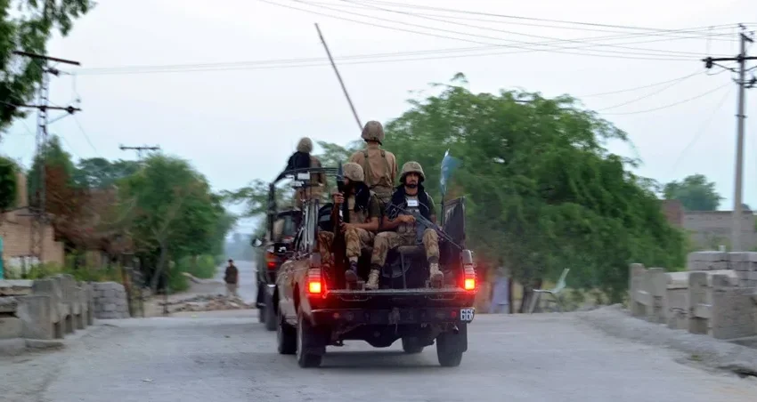  Afganistán dice haber lanzado ataques aéreos contra bases del Estado Islámico en Pakistán
