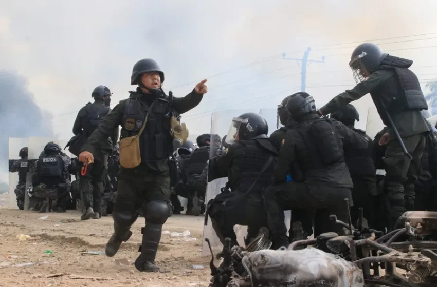  Al menos dos policías resultan heridos por disparos durante un intento de desbloqueo en Bolivia