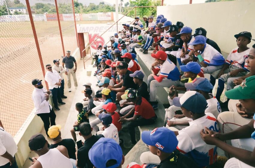  Comisionado de Béisbol ofrece charla a más de 100 niños en San Juan
