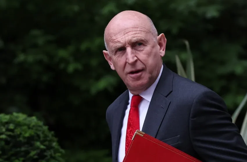  Dimite por sorpresa el ministro de Defensa británico, John Healey