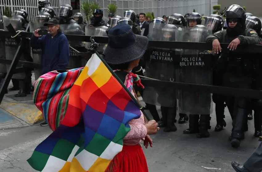  Dos ministros renuncian en medio de las protestas que exigen la dimisión del presidente de Bolivia Rodrigo Paz