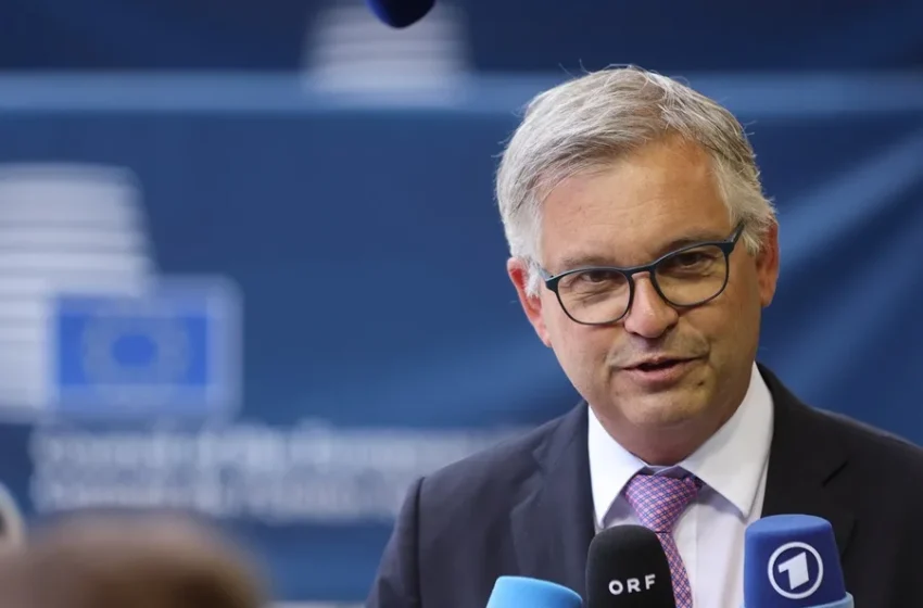  El comisario europeo de Migraciones, contra la regularización aprobada en España: No envía una buena señal
