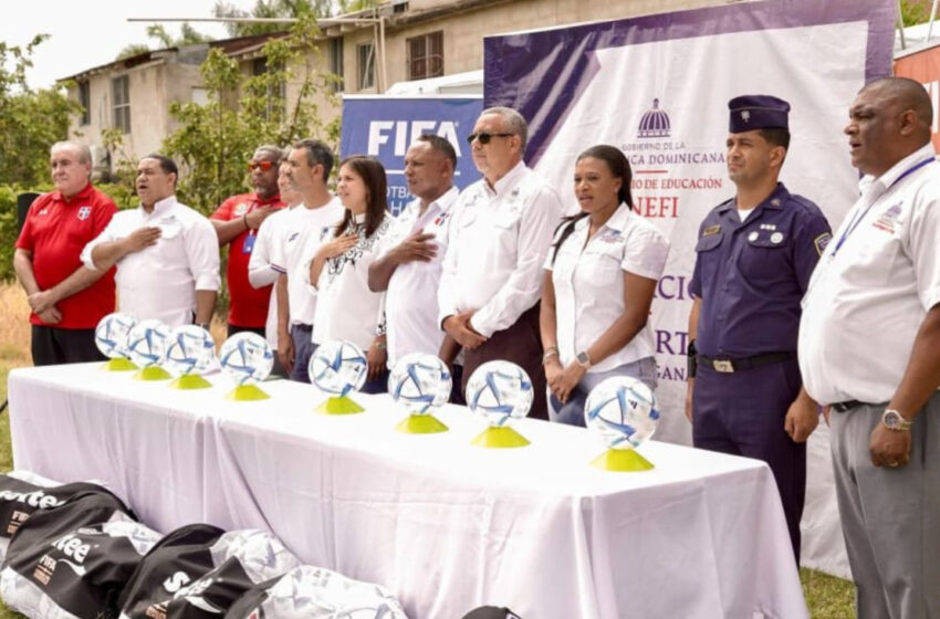  Inefi y FDF fomentan el fútbol en La Vega con la entrega de balones