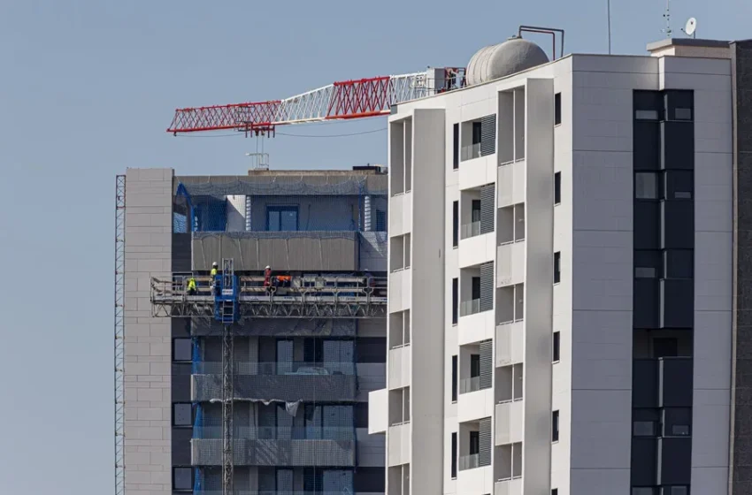  La compra de viviendas acentúa su caída al 10,2 % en abril mientras el precio sube un 9,4%