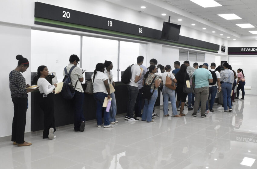  Mescyt garantiza continuidad de becas a 886 estudiantes de la UASD tras jornada de actualización de expedientes