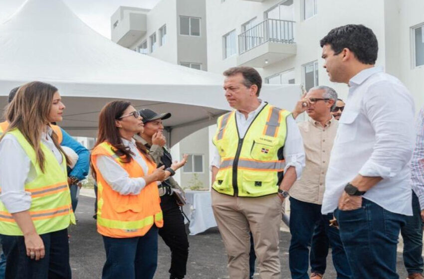  Ministro Ito Bisonó desarrolla agenda de trabajo en Santiago y Santiago Rodríguez; supervisa reparación de viviendas en La Ceibita