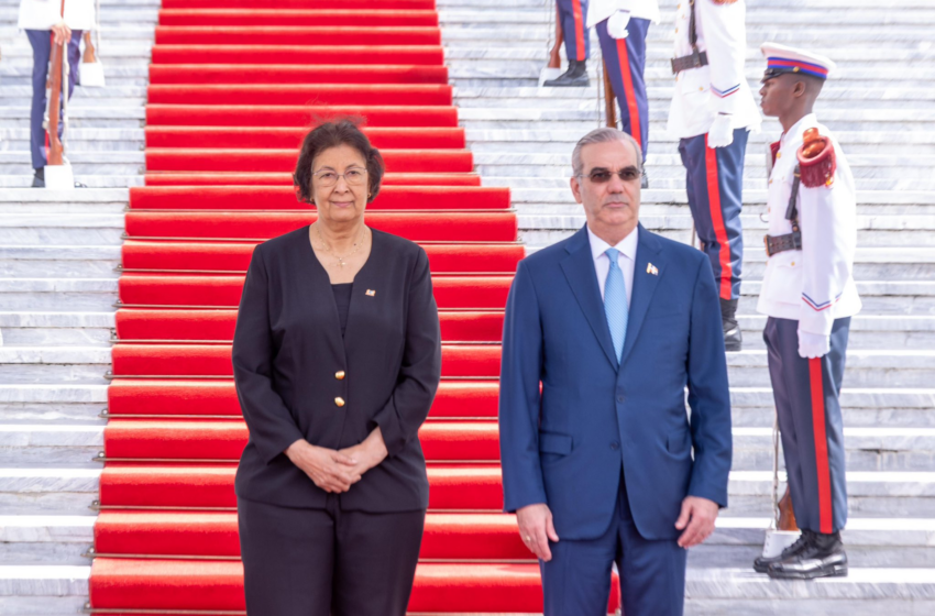  Presidente Abinader recibe a su homóloga de Surinam, Jennifer Geerlings-Simons, en su visita oficial