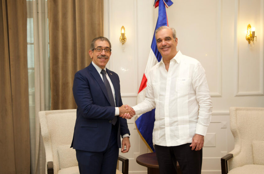  Presidente Abinader recibe en el Palacio Nacional al nuevo rector electo de la UASD, Jorge Asjana David