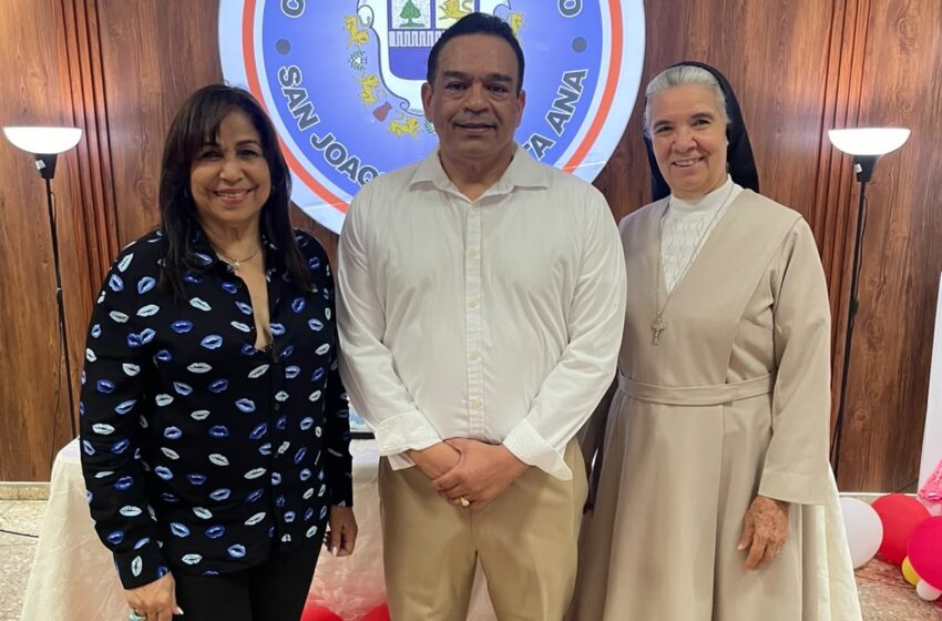  José Rubén Gonell agasaja a las madres del Centro Geriátrico San Joaquín y Santa Ana de La Vega