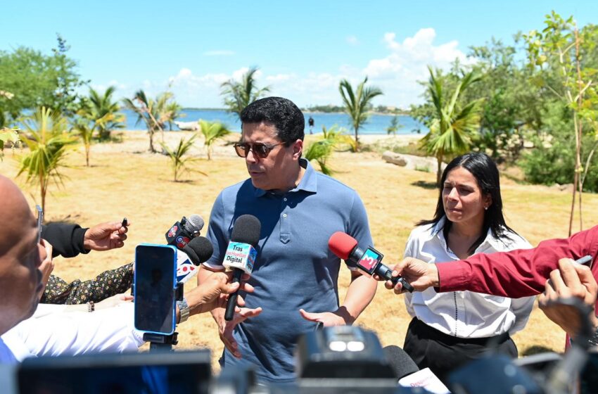  David Collado supervisa intervención playa El Faro de San Pedro Macorís
