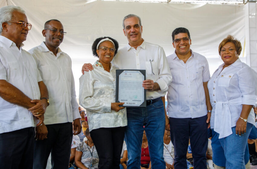  Presidente Abinader entrega 1,000 títulos de propiedad que garantizan seguridad jurídica a más de 4,000 personas en Los Frailes de Santo Domingo Este