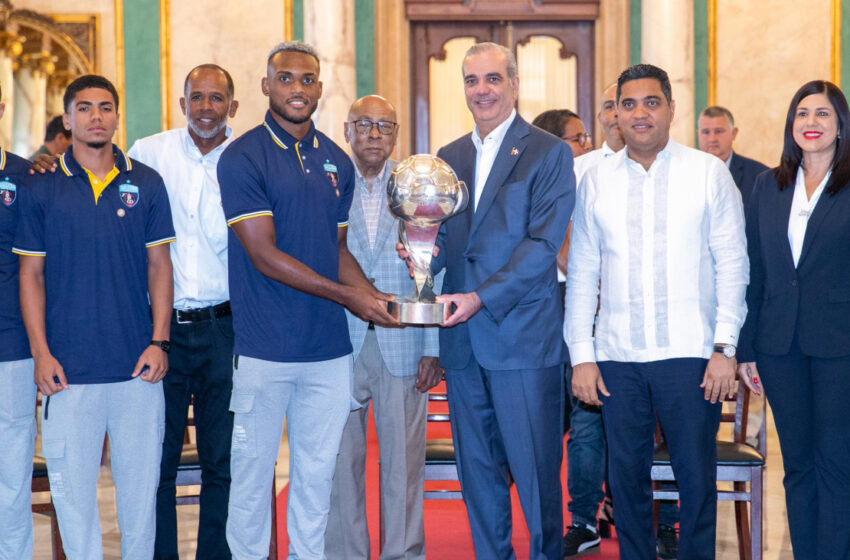  Presidente Abinader recibe en el Palacio Nacional al Salcedo Fútbol Club tras conquistar el campeonato nacional de la Liga Dominicana de Fútbol