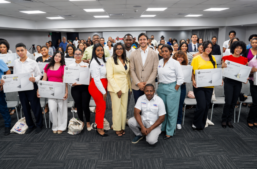  Raymond Rodríguez entrega laptops a 56 estudiantes meritorios mediante la Fundación GBC
