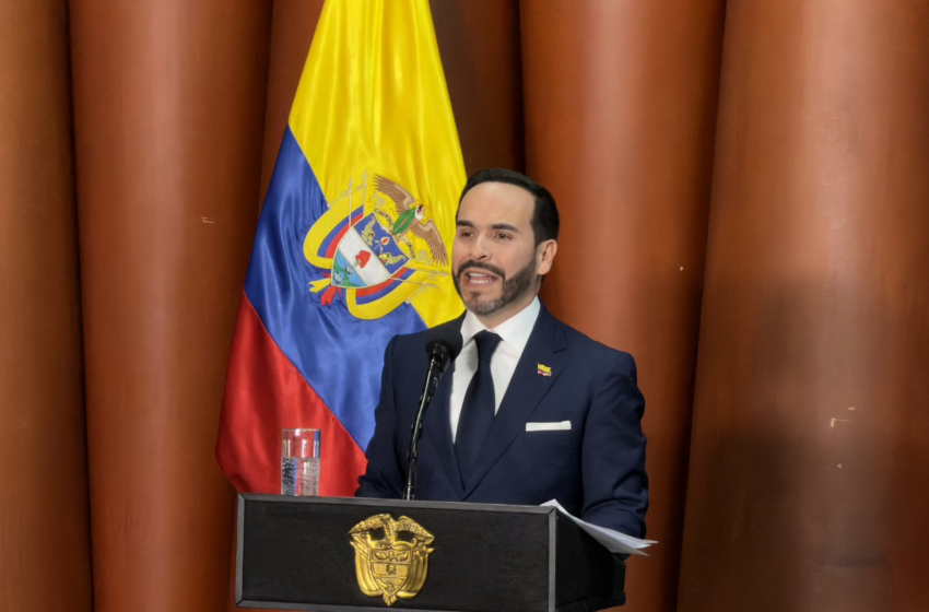  El presidente de Colombia presenta un libro con casos de presunta corrupción en el gobierno de Petro