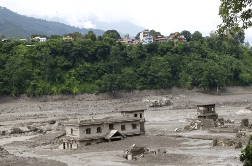  Aumentan a 55 los muertos y 403 los desaparecidos en la riada masiva en Nepal