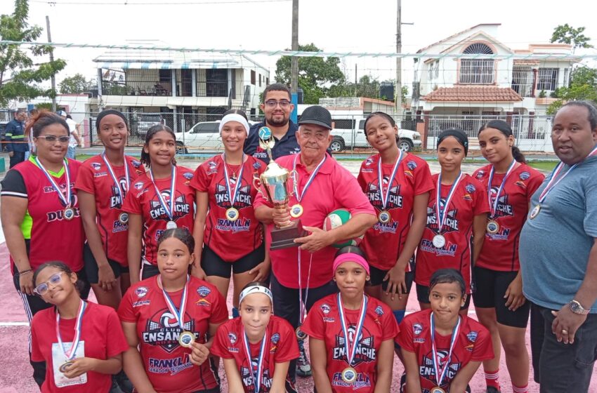  Centro deportivo Ensanche Duarte conquista invicto torneo de voleibol femenino U15