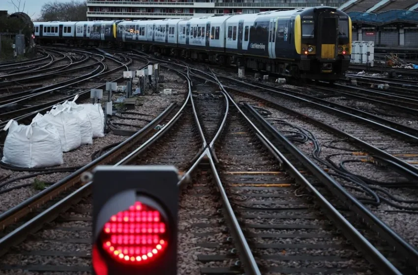  Descarrila un tren en el sur de Inglaterra, no hay muertos ni heridos graves