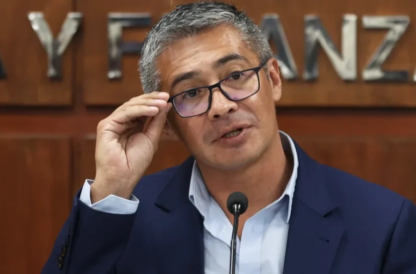  El presidente de Bolivia destituye a su ministro de Economía tras ser censurado en el Parlamento