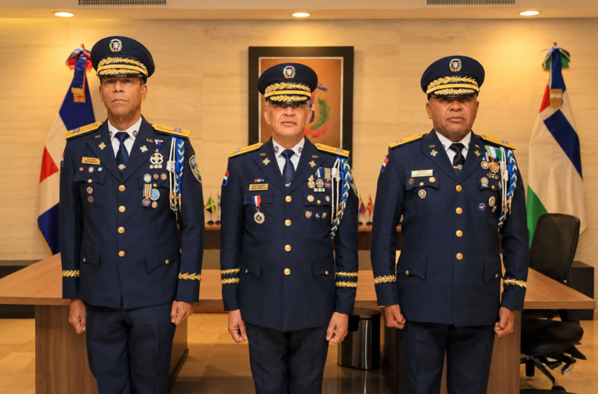  Director general de la Policía Nacional posiciona al nuevo inspector general de la institución