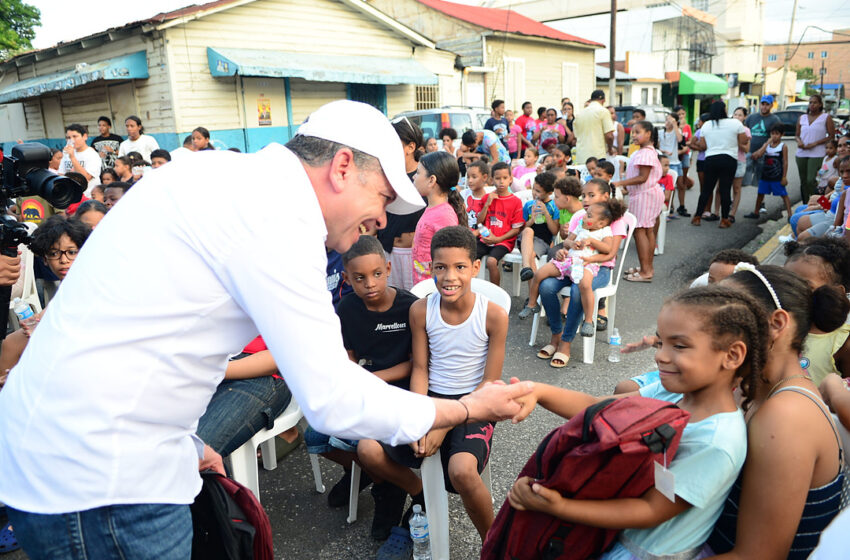  Secretario General del PRSC Papito Cruz entrega útiles escolares en sectores vulnerables de Santiago previo al inicio del año escolar 2026-2027
