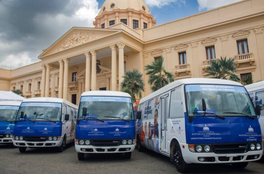  Presidente Abinader transforma la movilidad universitaria con la entrega de 40 nuevos autobuses en beneficio de miles de estudiantes de todo el país