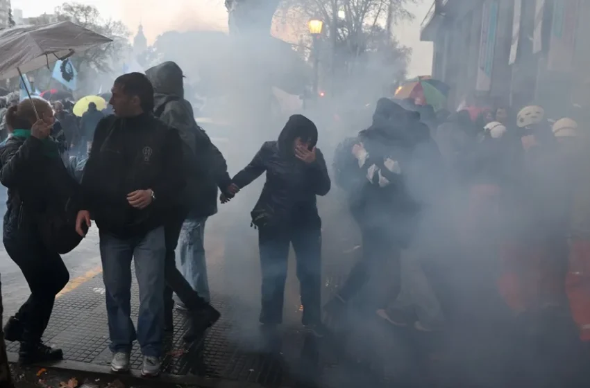  Protesta contra un proyecto de Milei sobre propiedad privada termina en fuerte carga policial