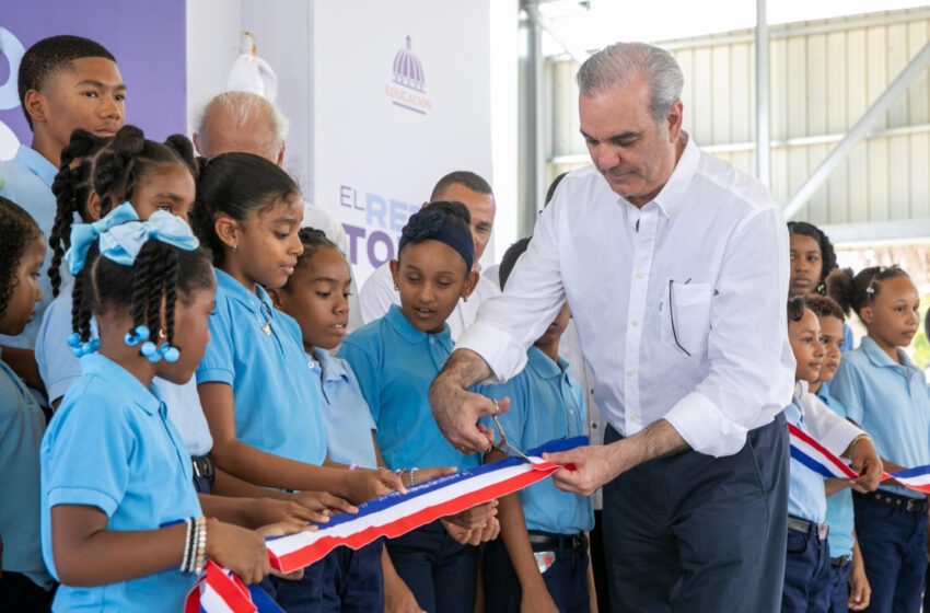  Presidente Abinader inaugura techado en politécnico de San Juan