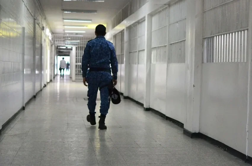  Trasladan a 103 presos de alta peligrosidad de una cárcel de Colombia a otros centros del país