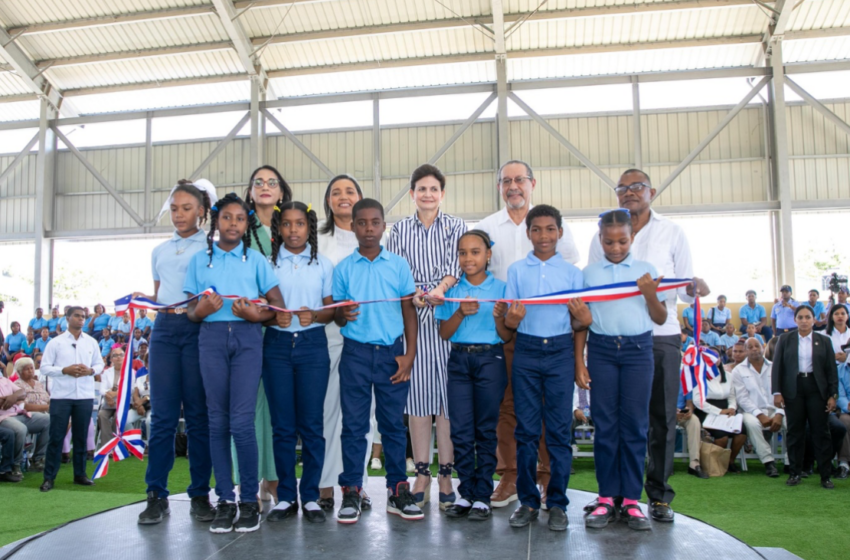  Vicepresidenta Raquel Peña entrega techado de la Escuela Javier Antonio Castillo Pérez, en Azua