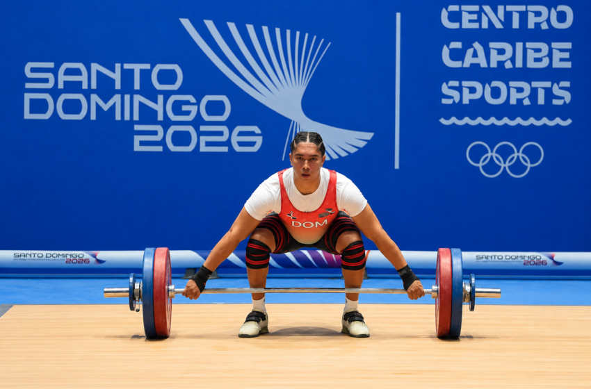  Yudelina Mejía brilla ante su público para obtener el oro en envión