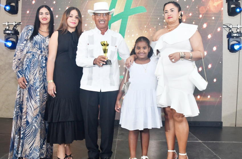  Alcalde reformista de Villa Isabela recibe premio como Funcionario del Año