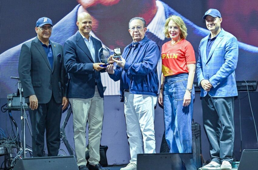 Félix Sánchez recibe dedicatoria de los Juegos del Banco Central