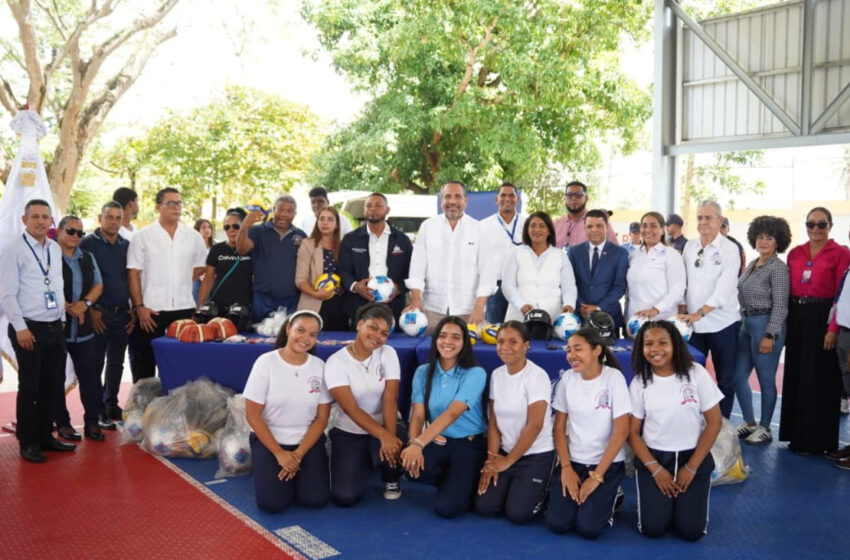  Inefi lleva utilería deportiva y 5,000 kits de trabajo a centros escolares del Cibao