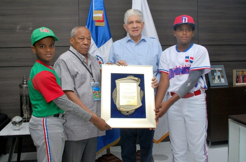  Luis Mercedes entrega reconocimiento a Eduardo Estrella