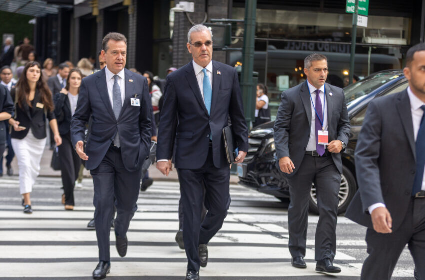  Presidente Luis Abinader recorre a pie calles de Nueva York durante su trayecto hacia la Asamblea General de la ONU