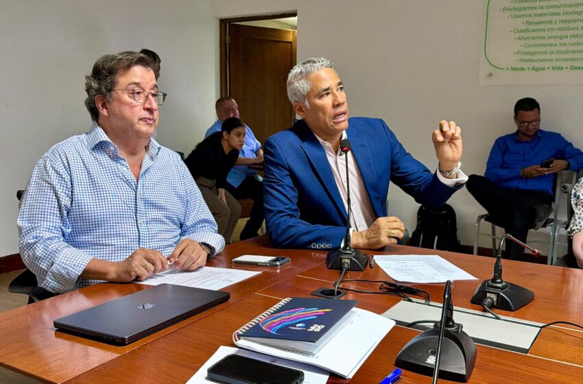 Director de Coraasan presenta proyectos de saneamiento a empresarios de Santiago