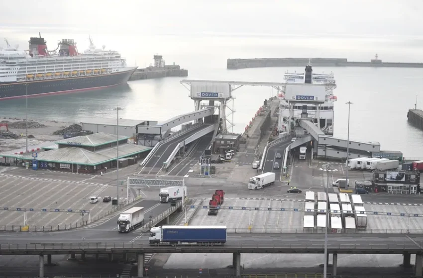  Un grupo de manifestantes encapuchados bloquea el acceso al puerto inglés de Dover