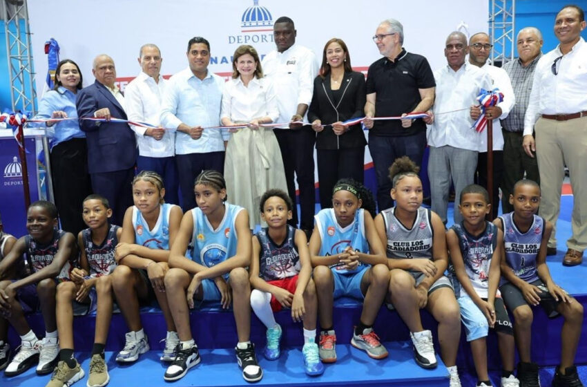  Vicepresidenta Raquel Peña y Ministro Kelvin Cruz entregan remozado multiuso del Club Los Gladiadores en Guachupita
