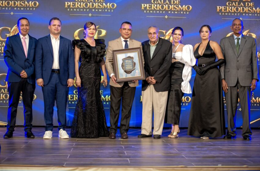  Gala de Periodismo Sánchez Ramírez reconoce al doctor Julio Landrón de la Rosa