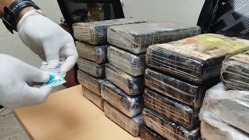 Detienen Español con 20 paquetes de presunta cocaína ocultos en su equipaje